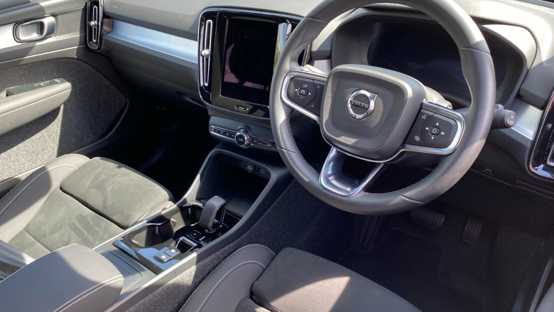 Volvo XC40 2.0 B4P Plus Dark 5dr Auto Petrol Estate